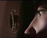 ชายสองคนกำลังเล่นเกมแลกเปลี่ยนภรรยา