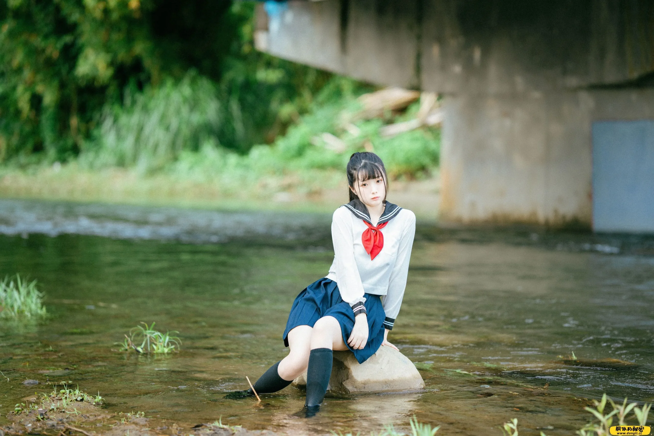 สาวน้อย Raku โชว์หีในแม่น้ำข้างทาง