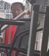 คลิปหลุด ตีเเผ่โซเชียล! เอ้าเหี้ยละ ! สาวโมโหหนักโรคจิตชักว่าวหน้าร้าน ไม่เเคร์สายตาผู้คน HD