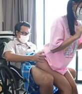 xxx pornลุงพิการหลอกเย็ดหลานสะใภ้แตกในบนรถวีลแชร์