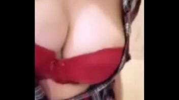 คลิปเสียว คลิปหลุดกลุ่มลับ นักศึกษาสาวไลฟ์สดโชว์นม