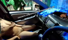 ควักนมโชว์พนักงานปั๊ม